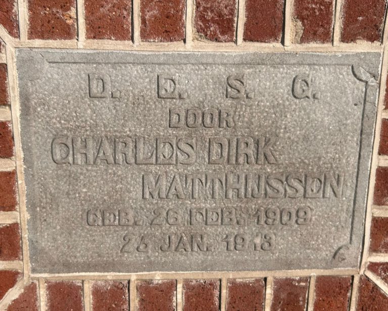 Gevelsteen uit 1913 van Het Graanpakhuis – tastbaar erfgoed van onze geschiedenis Vijfhuizen